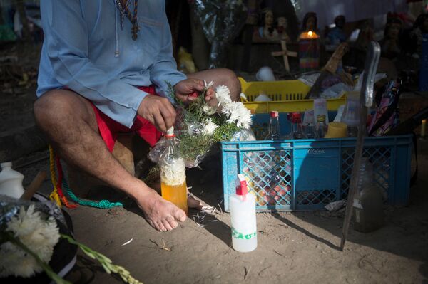 La preparación de la bebida sagrada para limpiar la mente y el cuerpo se hace sobre la base de un alcohol fuerte, al que se añade una variedad de jarabes y pétalos de flores - Sputnik Mundo