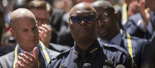 Dallas Police Chief David Brown speaks at vigil in Thanks-Giving Square in Dallas, Texas, on July 8, 2016, following the shootings during a peaceful protest on July 7 which left 5 police officers dead. - Sputnik Mundo