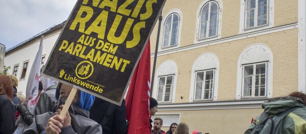 Protestas contra el fascismo al lado de  la casa natal de Hitler (archivo) - Sputnik Mundo