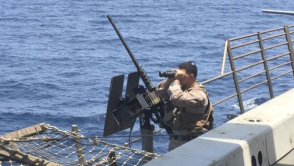 Un artillero escanea el mar a bordo del barco estadounidense New Orleans en el estrecho de Ormuz Un artillero escanea el mar a bordo del barco estadounidense New Orleans en el estrecho de Ormuz - Sputnik Mundo