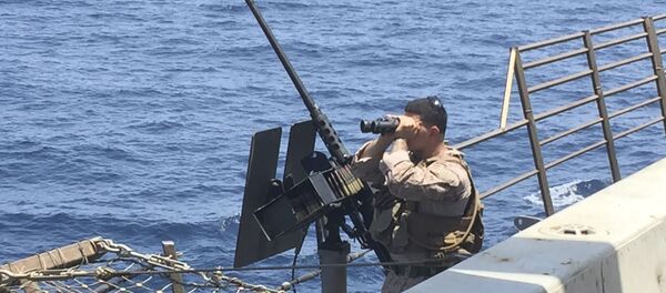 Un artillero escanea el mar a bordo del barco estadounidense New Orleans en el estrecho de Ormuz Un artillero escanea el mar a bordo del barco estadounidense New Orleans en el estrecho de Ormuz - Sputnik Mundo