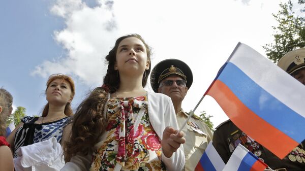 La población de Crimea celebra el día de la bandera de Rusia - Sputnik Mundo
