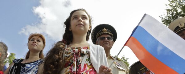 La población de Crimea celebra el día de la bandera de Rusia La población de Crimea celebra el día de la bandera de Rusia - Sputnik Mundo