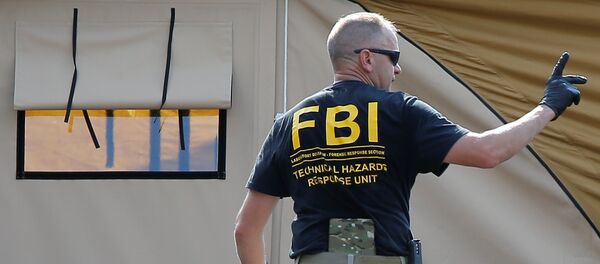 An FBI investigator works at the crime scene of a mass shooting at the Pulse gay night club in Orlando An FBI investigator works at the crime scene of a mass shooting at the Pulse gay night club in Orlando - Sputnik Mundo