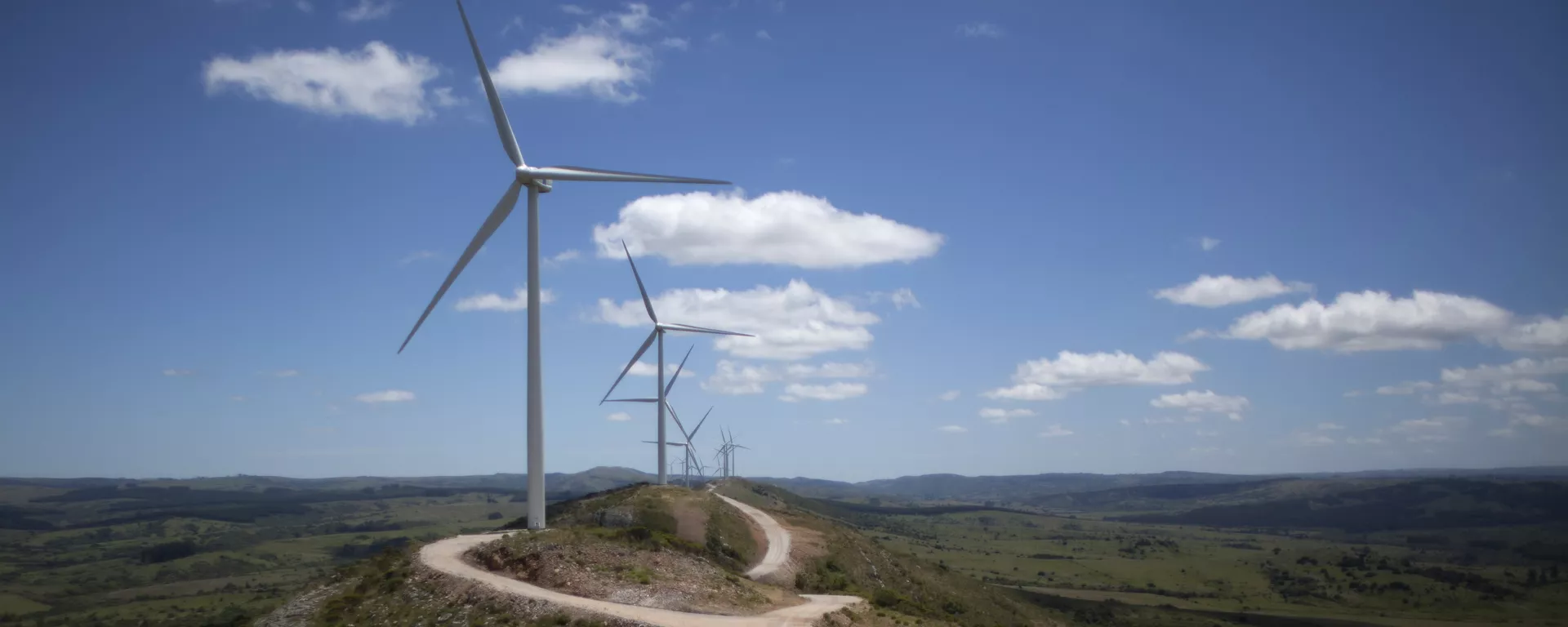 Wind turbines are seen at the Sierra de los Caracoles wind farm, in the department of Maldonado, east of Montevideo, on December 18, 2014. Wind turbines are seen at the Sierra de los Caracoles wind farm, in the department of Maldonado, east of Montevideo, on December 18, 2014. - Sputnik Mundo, 1920, 17.08.2021