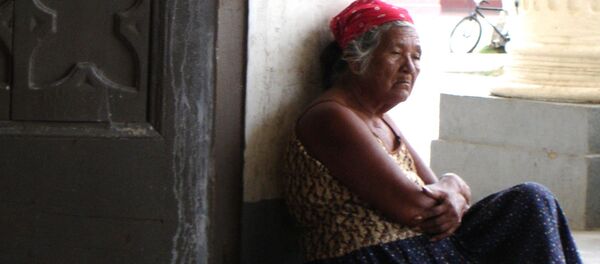 Una vieja sentada en el zaguán - Sputnik Mundo