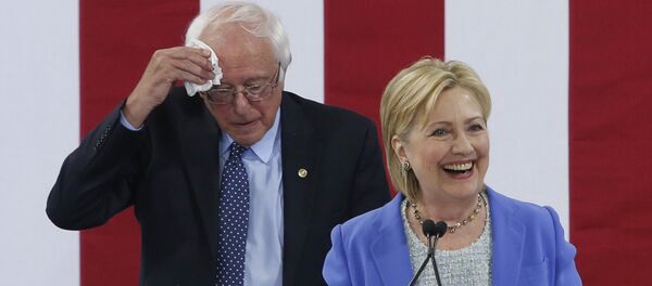 Bernie Sanders y Hillary Clinton - Sputnik Mundo