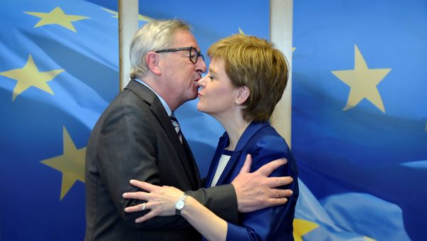 Presidente de la Comisión Europea, Jean-Claude Juncker, y ministra principal de Escocia, Nicola Sturgeon Presidente de la Comisión Europea, Jean-Claude Juncker, y ministra principal de Escocia, Nicola Sturgeon - Sputnik Mundo