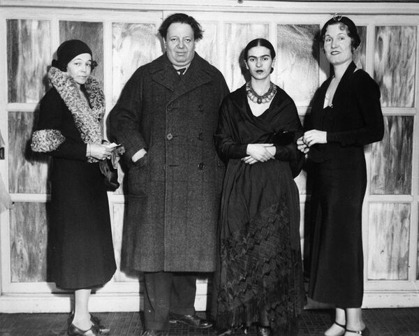Frida Kahlo (segunda de la dcha.) y su esposo, Diego Rivera - Sputnik Mundo