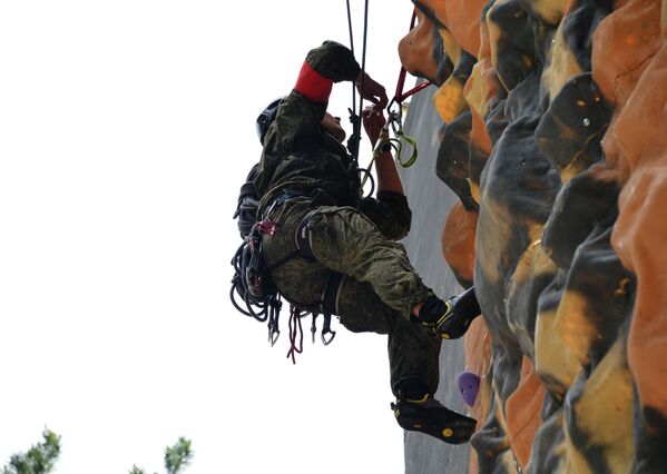 La competencia de las unidades militares alpinas 'Anillo de Elbrus' - Sputnik Mundo