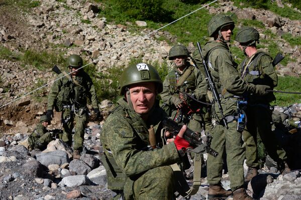 La competencia de las unidades militares alpinas 'Anillo de Elbrus' - Sputnik Mundo