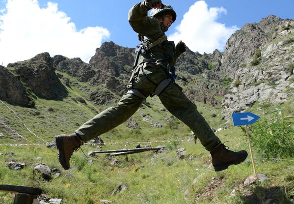 La competencia de las unidades militares alpinas 'Anillo de Elbrus' - Sputnik Mundo