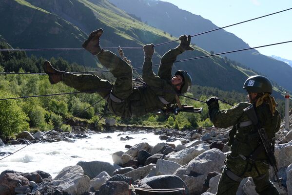 La competencia de las unidades militares alpinas 'Anillo de Elbrus' - Sputnik Mundo