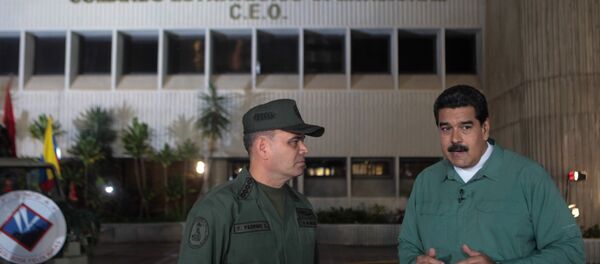 el presidente de Venezuela, Nicolas Maduro, habla con el ministro para la Defensa, Vladimir Padrino López. el presidente de Venezuela, Nicolas Maduro, habla con el ministro para la Defensa, Vladimir Padrino López. - Sputnik Mundo