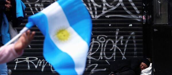 Una mujer duerme en la acera cuando una niña pasa sosteniendo una bandera nacional argentina Una mujer duerme en la acera cuando una niña pasa sosteniendo una bandera nacional argentina - Sputnik Mundo