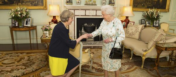 Theresa May y la reina Isabel II durante una audiencia oficial en el palacio de Buckingham - Sputnik Mundo