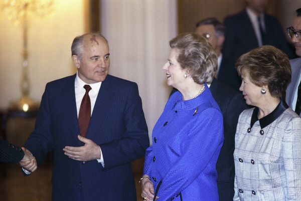 Mijaíl Gorbachov, expresidente de la URSS, y Margaret Thatcher, ex primera ministra del Reino Unido, en una recepción en el Kremlin Mijaíl Gorbachov, expresidente de la URSS, y Margaret Thatcher, ex primera ministra del Reino Unido, en una recepción en el Kremlin - Sputnik Mundo