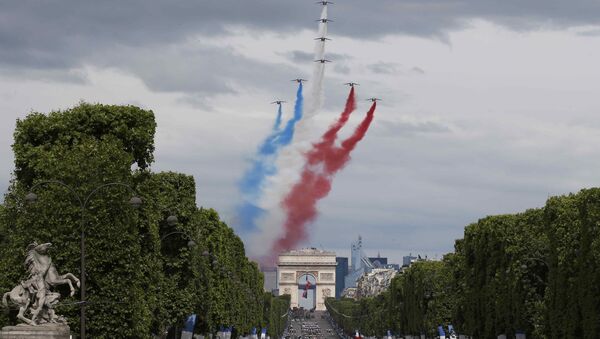 El arco del Triunfo en París, Francia - Sputnik Mundo