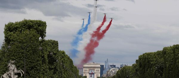 El arco del Triunfo en París, Francia - Sputnik Mundo