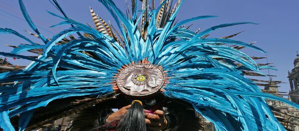 Un danzante con penacho de plumas, México - Sputnik Mundo