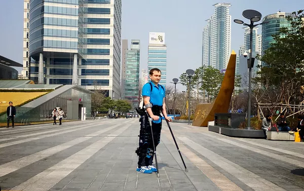 Usuario de exoesqueleto médico ExoAtlet Usuario de exoesqueleto médico ExoAtlet - Sputnik Mundo