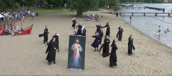 Si la gente no va a la iglesia, la iglesia irá… ¿a la playa? - Sputnik Mundo