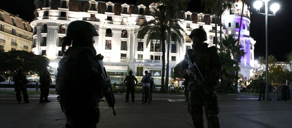 Soldados franceses en la calle donde un camión atropelló a decenas de personas - Sputnik Mundo