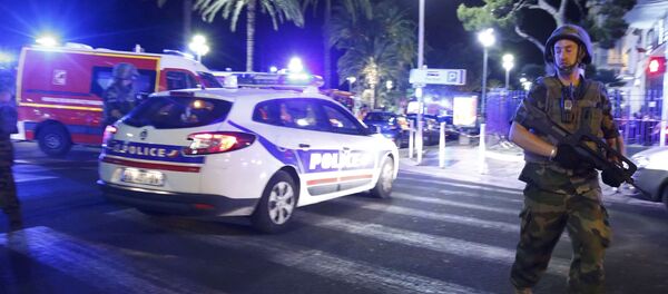 Policía y soldados franceses en el lugar donde un camión atropelló a una multitud en Niza - Sputnik Mundo