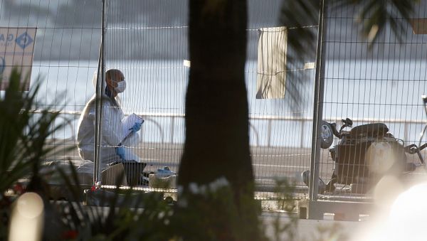 Policía francesa en el lugar del atentado en Niza Policía francesa en el lugar del atentado en Niza - Sputnik Mundo