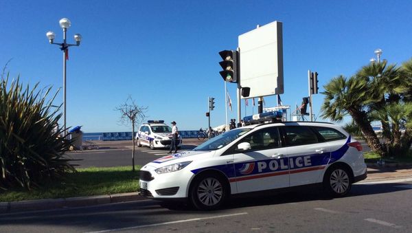 Policía francesa en el lugar del atentado en Niza Policía francesa en el lugar del atentado en Niza - Sputnik Mundo
