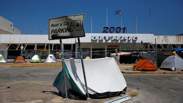 El centro de acogida de refugiados, habitado en el antiguo aeropuerto internacional ateniense de Hellenikon, Grecia - Sputnik Mundo