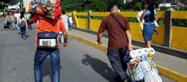 Ciudadanos venezolanos cruzando la frontera con Colombia (archivo) - Sputnik Mundo