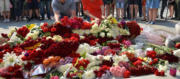 Moscovitas llevan flores a la Embajada de Francia en Moscú - Sputnik Mundo