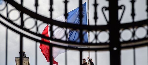 La bandera de Francia izada a media asta - Sputnik Mundo