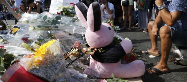 Flores y un peluche en homenaje a las víctimas del atentado en Niza - Sputnik Mundo