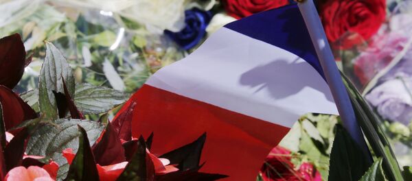 Flores en homenaje a las víctimas del atentado en Niza - Sputnik Mundo