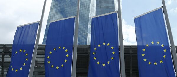 European Union flags are lowered at half-mast to commemorate the victims of the Bastille Day truck attack in Nice, outside the headquarters of the European Central Bank in Frankfurt European Union flags are lowered at half-mast to commemorate the victims of the Bastille Day truck attack in Nice, outside the headquarters of the European Central Bank in Frankfurt - Sputnik Mundo