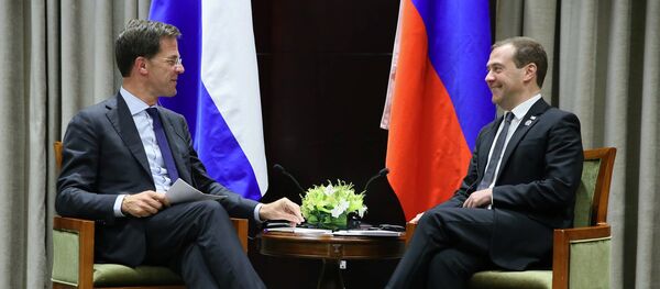 El primer ministro de Holanda, Mark Rutte, y el primer ministro de Rusia, Dmitri Medvédev - Sputnik Mundo