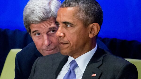 Secretary of State John Kerry speaks with President Barack Obama as he chairs the Leaders’ Summit on Countering ISIL and Countering Violent Extremism, Tuesday, Sept. 29, 2015, at the United Nations headquarters - Sputnik Mundo