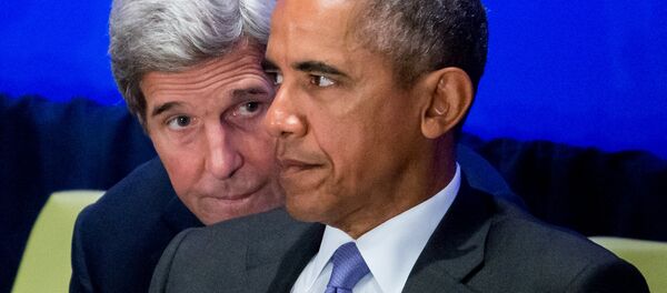 Secretary of State John Kerry speaks with President Barack Obama as he chairs the Leaders’ Summit on Countering ISIL and Countering Violent Extremism, Tuesday, Sept. 29, 2015, at the United Nations headquarters - Sputnik Mundo