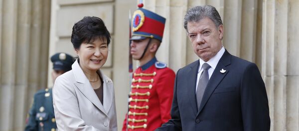 La presidenta de Corea del Sur, Park Geun-hye, y el presidente de Colombia, Juan Manuel Santos La presidenta de Corea del Sur, Park Geun-hye, y el presidente de Colombia, Juan Manuel Santos - Sputnik Mundo