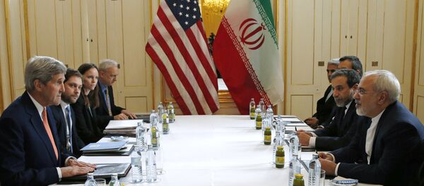 Sercretario de Estado John Kerry con el Ministro de Exteriores de Irán Mohammad Javad Zarif, Vienna, Austria, 16 de enero de 2016 Sercretario de Estado John Kerry con el Ministro de Exteriores de Irán Mohammad Javad Zarif, Vienna, Austria, 16 de enero de 2016 - Sputnik Mundo