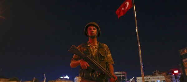 Soldado turco en la plaza de Taksim en Estambul (archivo) - Sputnik Mundo
