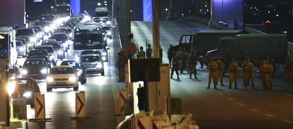 Los militares cerraron puentes sobre el Bósforo en Estambul - Sputnik Mundo