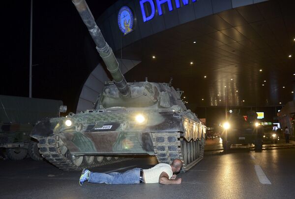 Un hombre en frente del tanque cerca del aeropuerto internacional Ataturk en Estambul - Sputnik Mundo