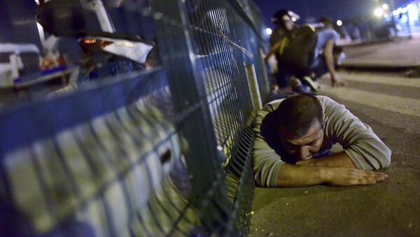 People take cover near a bridge during an attempted coup in Istanbul - Sputnik Mundo