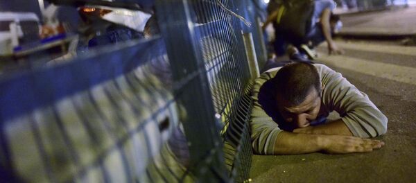People take cover near a bridge during an attempted coup in Istanbul - Sputnik Mundo
