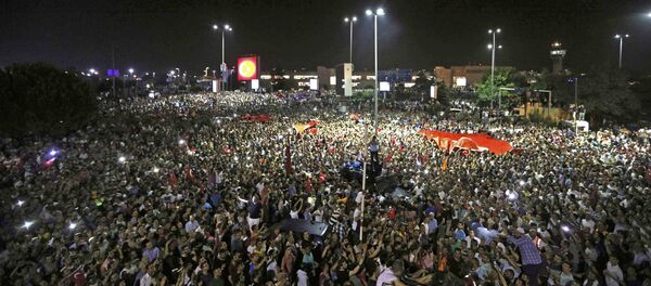 Los partidarios de Erdogan llegan al aeropuerto internacional de Ataturk en Estambul - Sputnik Mundo