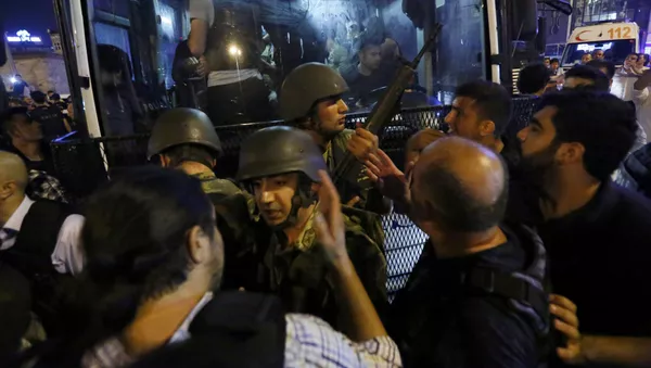 Decenas de militares que participaron del golpe de Estado entregan sus armas en la plaza de Taksim en Estambul - Sputnik Mundo