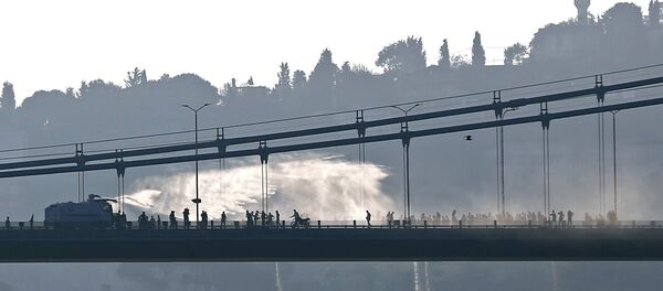 Carro blindado de la policía usa cañones de agua contra las fuerzas antigubernamentales en el punto sobre Bósforo en Estambul - Sputnik Mundo